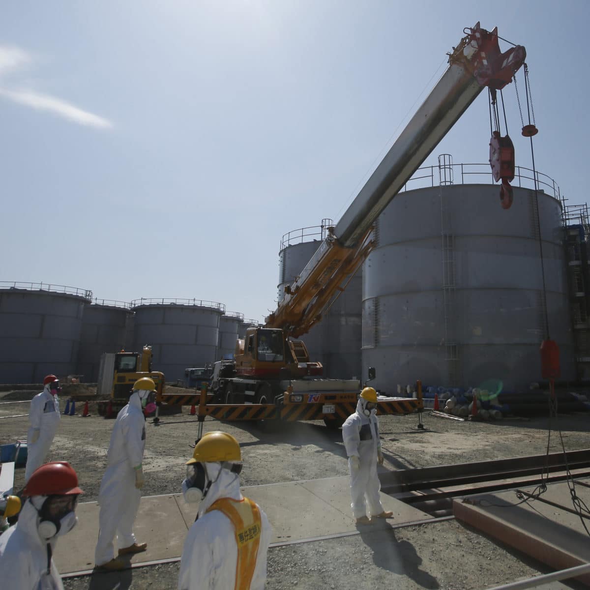 Des travailleurs prêts d'un réservoir d'eau de la centrale de Fukushima au Japon © AFP PHOTO / POOL / Issei KATO