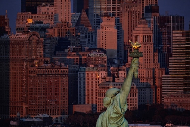 Statue de la Liberté sur Liberty Island et l’île de Manhattan en arrière plan, New York, Etats-Unis (40°41’ N - 74°03’ O).