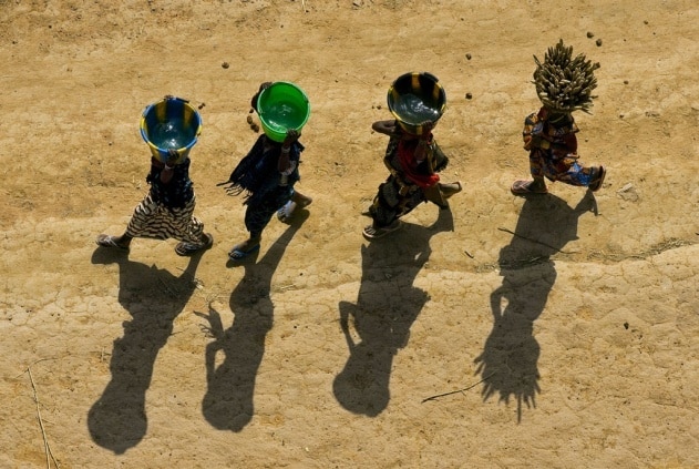 Jeunes filles portant des seaux en pays dogon près de Bandiagara, Mali (14°20’ N – 3°37’ O). © Yann Arthus Bertrand
