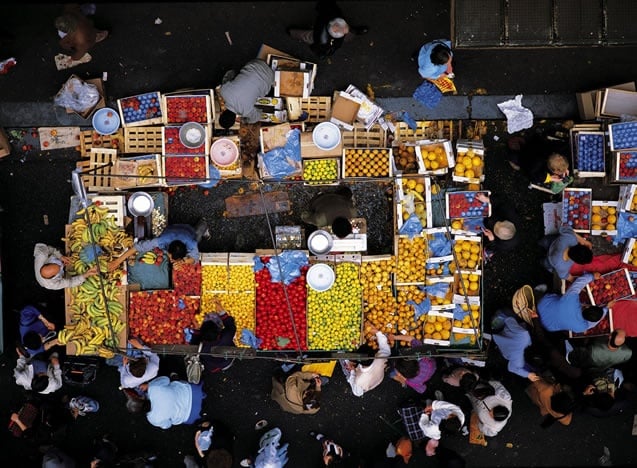 Le marché d’Aligre du XIIe arrondissement de Paris, France (48°51’ N - 2°23’ E). © Yann Arthus-Bertrand Altitude / Photo