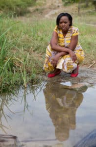 Phyllis Omido à côté d'un bassin de rejet nettoyé des eaux de la fonderie de plomb. Photo : Goldman Environment Prize