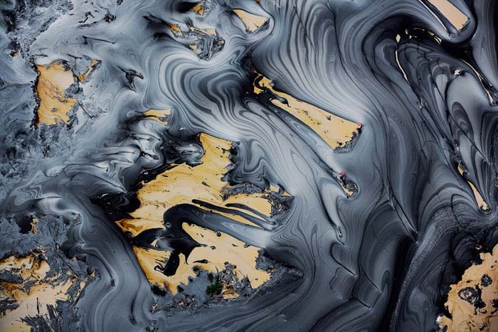 Résidus pétroliers issus de l’exploitation des sables bitumineux, Fort McMurray, Canada. L’extraction des schistes bitumineux est extrêmement polluante et émettrice de CO2 (57°01’ N – 111°38’ O). © Yann Arthus-Bertrand Altitude / Photo