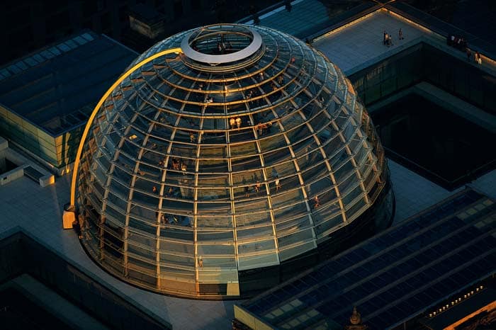 Le Reichstag et sa coupole, Berlin, Allemagne. Le Parlement allemand a été construit à la fin du XIXe siècle ; il est désormais doté de 3600 m2 de panneaux solaires et d’une bonne isolation thermique (52°31’ N - 13°25’ E). © Yann Arthus-Bertrand Altitude / Photo 