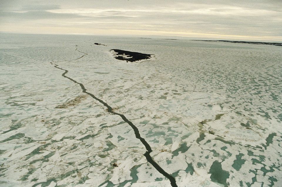 En 1992, en direction du détroit de Béring (Arctique), trace du brise-glace sur la presqu'île du Taïmyr, Sibérie (Russie). Photo Françoise Huguier. Agence VU.