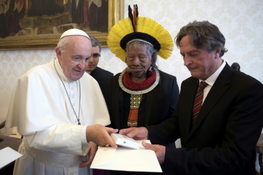 Photo fournie par le service de communication du Vatican, montrant le pape et le chef indigène Raoni, le 27 mai 2019 lors d'une audience privée au Vatican © VATICAN MEDIA/AFP Handout