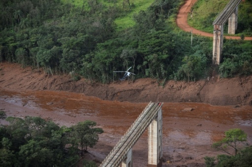Vue aérienne d'un pont ferroviaire emporté par une coulée de boue après l'effondrement d'un barrage minier, le 25 janvier 2019 à Brumadinho, dans l'Etat du Minas Gerais, au Brésil © AFP/Archives Douglas Magno