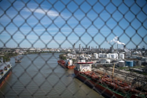 Sur le port de Houston, des raffineries et autres infrastructures pétrolières rappellent le poids de cette industrie dans l'économie locale © AFP/Archives Loren ELLIOTT