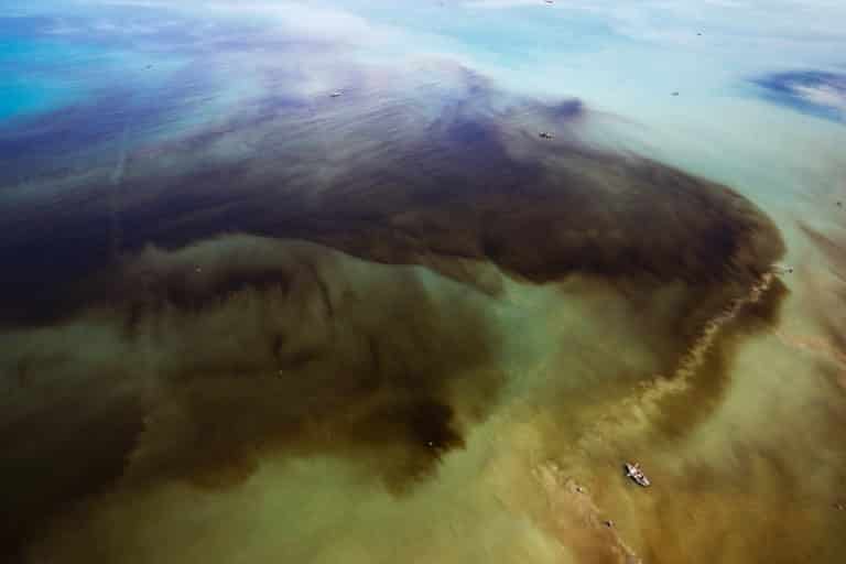 Port au Prince : pêcheurs dans la Baie de Port au Prince au large de Cité Soleil, Haïti (18°34'50"N - 72°20'22"O)