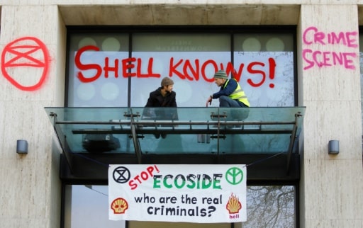Des militants écologistes devant les bureaux britanniques du géant pétrolier Royal Dutch Shell, lors d'une manifestation de l'association pro-environnement Extinction Rebellion à Londres le 15 avril 2019 © AFP/Archives Tolga AKMEN