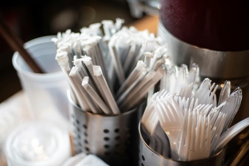 Les commerces de Washington distribuant encore des pailles en plastique après le 1er juillet s'exposeront à des amendes © AFP Eric BARADAT