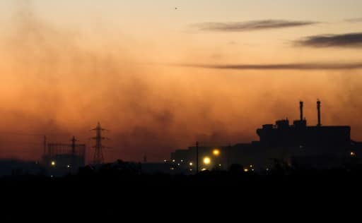 Fumées de la zone industrielle de Fos-sur-Mer le 10 août 2016 © AFP/Archives BERTRAND LANGLOIS
