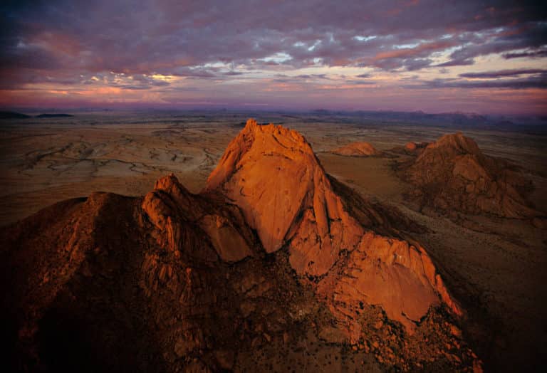 Massif du Spitzkop au coucher du soleil, région du damaraland, Namibie (21°50' S - 15°11' E) © Yann Arthus-Bertrand