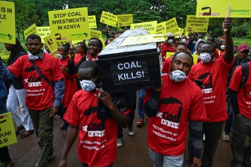 Des militants de Greenpeace et d'associations écologistes manifestent à Nairobi le 12 juin 2019 contre le projet d'une centrale à charbon sur l'archipel de Lamu, inscrit au patrimoine de l'Unesco. © AFP/Archives SIMON MAINA