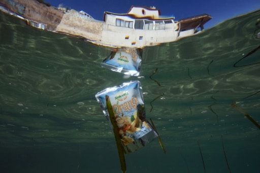 Un déchet en plastique au large de Marseille (sud de la France), le 30 mai 2019 © AFP Boris HORVAT