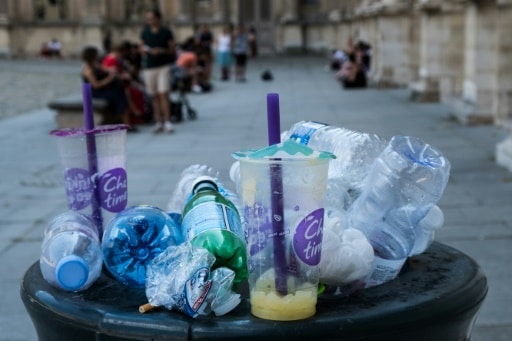 Une poubelle débordant de déchets à Paris, le 6 juillet 2019 © AFP JOEL SAGET