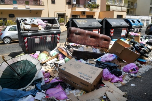 Les poubelles débordent et les déchets s'accumulent dans le quartier de Centocelle à Rome le 10 juillet 2019. © AFP Tiziana FABI