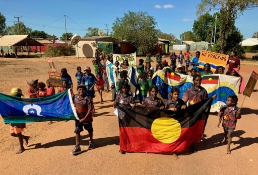 Des membres de la communauté indigène de Minyerri, petite localité à cinq heures de route de Darwin, la capitale du Territoire du Nord en Australie, protestent contre la décision du gouvernement d'abolir un moratoire sur la fracturation hydraulique © Seed Minyerri Fracking Free Acti/AFP -