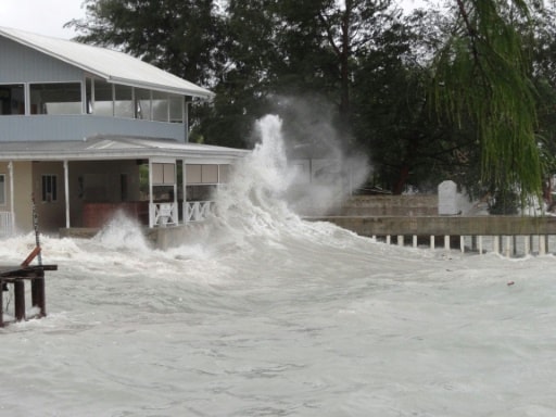 Une maison en bord de mer inondée lors d'une tempête à Majuro, aux Iles Marshall, en juillet 2015 © AFP/Archives GIFF JOHNSON