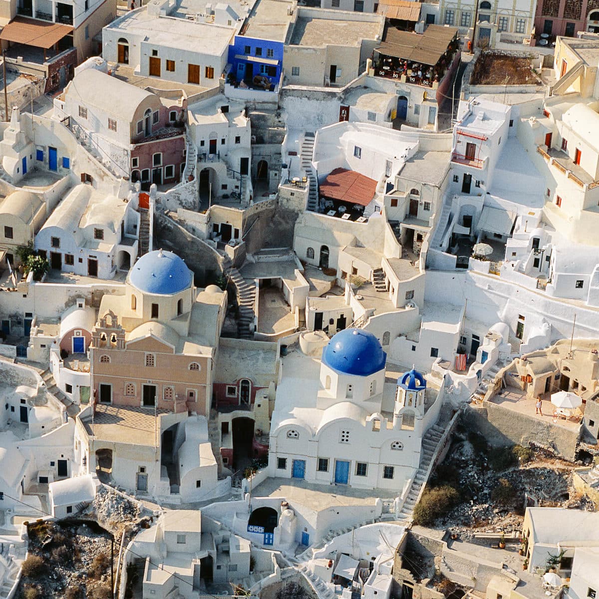 Oia, Village à la pointe nord de Santorin, Cyclades, Grèce. (36°28’ N - 25°22’ E)