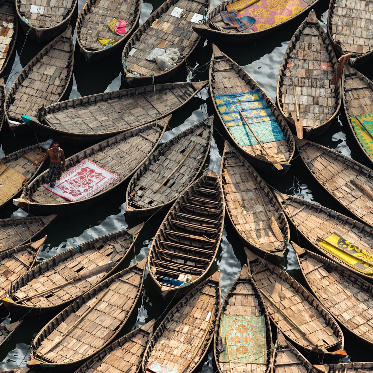 Barques sur la rivière Buriganga, Dhaka, Bangladesh (23°42'9.12"N - 90°24'34.45"E)