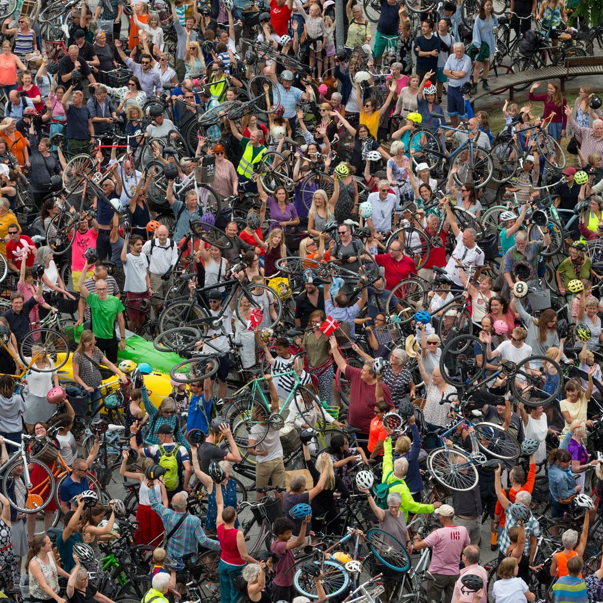 Manifestation (flashmob) de cyclistes pour un monde meilleur, Israels Plads, Copenhague, Danemark. (55°40’ N - 12°34’ E)