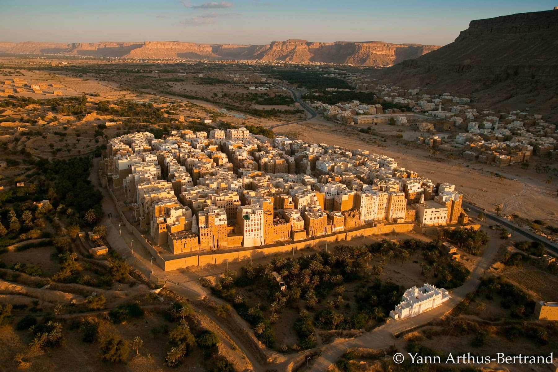 Unusual city. Шибам Хадрамаут Йемен. Йемен Шибам небоскребы. Шибам Хадрамаут, город в Йемене. «Город небоскрёбов» — Шибам в Йемене.