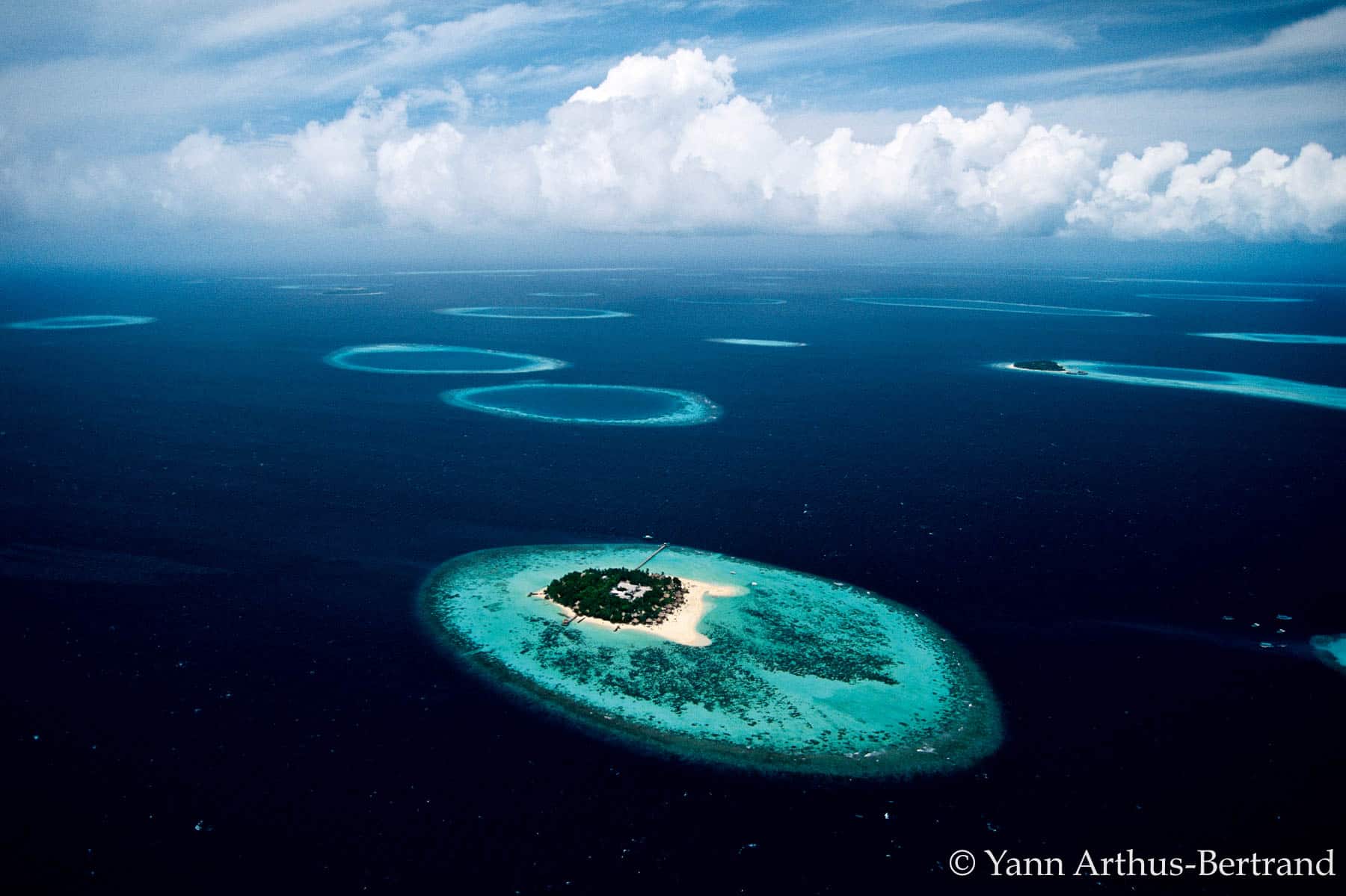 Самой молодой океан. Атолл в тихом океане. Мальдивы из космоса. Мальдивы с высоты. Атолл вид сверху.