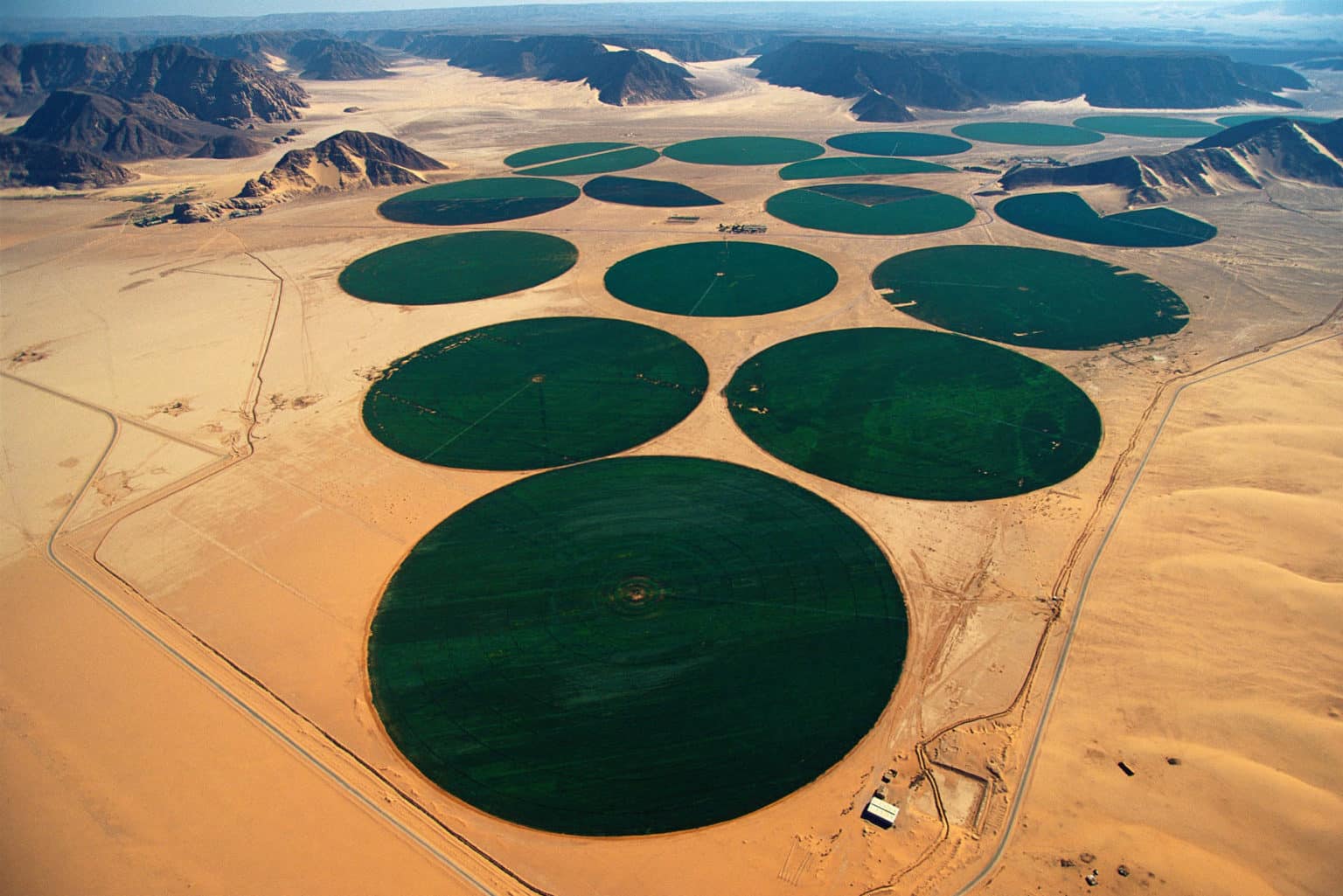 Огромная часть окруженная водой. Эль-Джауф Ливия. Эль-Джауф (Саудовская Аравия). Эль-Джауф Ливия круги. Оазис куфра Ливия.