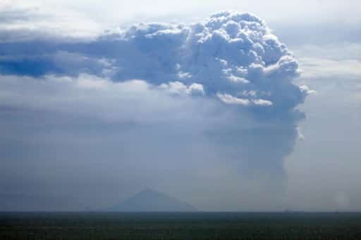 Krakatoa Indonésie volcan eruption fumée nuage épais
