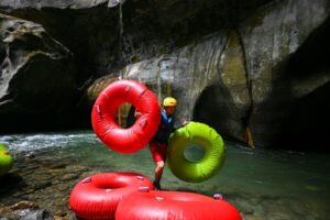 guide touristique prépare les bouées pour descendre les eaux du canyon de Guape, Uribe, Meta