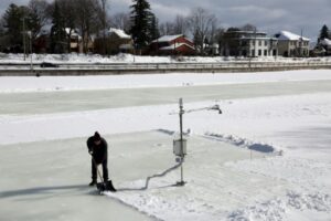 Shawn Kenny, professeur à l'Université Carleton, la patinoire du canal Rideau, à Ottawa, au Canada