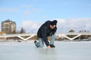 Bruce Devine, gérant de la patinoire, inspecte la glace du canal Rideau, à Ottawa, au Canada