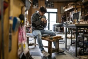 L'apprenti sculpteur Tomoya Okamoto île de Hokkaido, au Japon