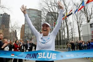 L'Australienne Mina Guli à l'arrivée de son 200e marathon