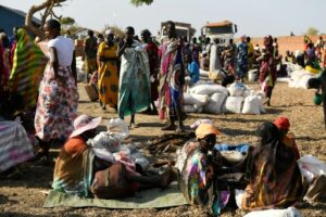 Des femmes déplacées attendent une distribution de denrées alimentaires