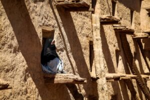 Une femme assise dans un ancien grenier dans le village d'Aït Kine, au Maroc