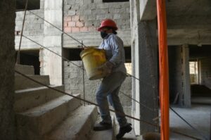 Charlote Araque au travail dans un immeuble qu'elle construit, à Caracas 