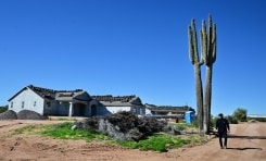 Rusty Childress passe devant des maisons en construction près de chez lui à Rio Verde Foothills en Arizona