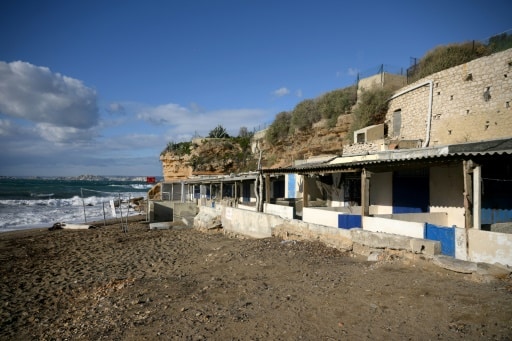 Des cabanes traditionnelles sur la plage de la Verrerie à Marseille