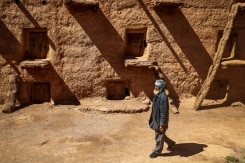gardien d'un ancien grenier, marche dans son enceinte, dans le village d'Aït Kine, au Maroc
