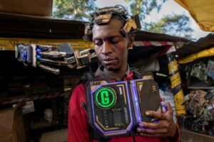 David Gathu, fait une démonstration avec un équipement robotique, Nairobi, Kenya