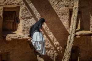 Une femme assise dans un ancien grenier dans le village d'Aït Kine, au Maroc