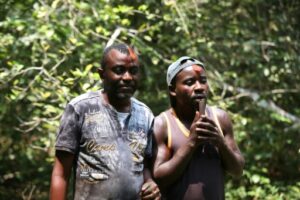 Arsène Ibaho pratique un rite ancestral dans la forêt près de Makokou, Gabon