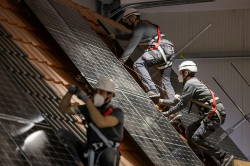 Des salariés s'entraînent à la pose de panneaux solaires dans le centre de formation de l'entreprise