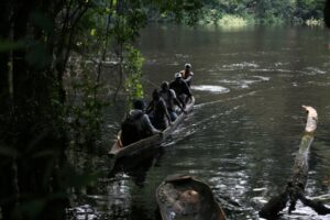 habitants traversent en pirogue la rivière Libumba, près de Makokou, Gabon