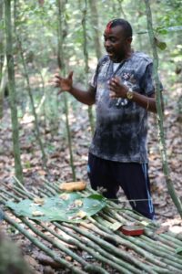 Arsène Ibaho, pratique un rite ancestral dans la forêt près de Makokou, Gabon