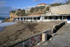 Des cabanes traditionnelles sur la plage de la Verrerie à Marseille