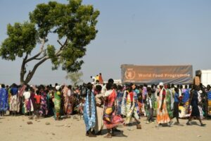 Des femmes déplacées attendent une distribution de denrées alimentaires