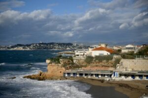 Des cabanes traditionnelles sur la plage de la Verrerie à Marseille