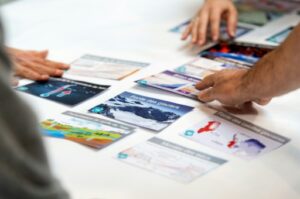 Des participants à un atelier pédagogique pour réaliser une fresque climatique 